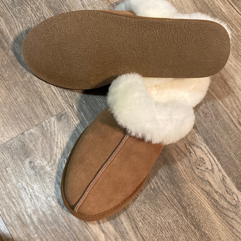 Overland Women’s Classic Chestnut Shearling-Lined Suede Scuff Slipper Clog - Picture 4 of 7